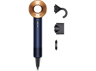 Un sèche-cheveux bleu et cuivré avec trois accessoires noirs sur fond noir.