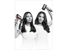 Charger l&#39;image dans la galerie, Deux femmes aux cheveux longs tiennent des sèche-cheveux. L&#39;une se sèche les cheveux. Les deux portent des chemises blanches sur fond blanc.
