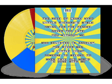 Charger l&#39;image dans la galerie, Pochette d&#39;album avec un disque vinyle jaune et une liste des titres au dos.
