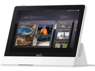 Une tablette blanche sur un support blanc, affichant un flux en direct et un écran d'événements.