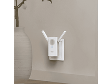 Charger l&#39;image dans la galerie, Un amplificateur wifi eufy security blanc branché dans une prise murale.

