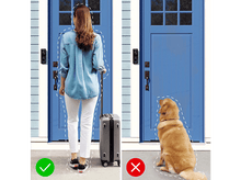 Charger l&#39;image dans la galerie, Femme avec bagages à la porte, chien assis. Case cochée femme, X chien.
