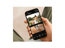 Charger l&#39;image dans la galerie, Main tenant un téléphone. L&#39;écran montre la vue de la porte d&#39;entrée avec deux personnes et un chien. Bas : enregistrer, capture d&#39;écran, répondre, son.
