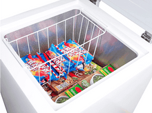 Charger l&#39;image dans la galerie, Congélateur blanc avec glaces et légumes surgelés à l&#39;intérieur, organisé.
