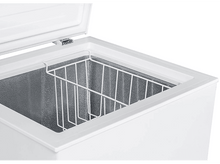 Charger l&#39;image dans la galerie, Congélateur coffre blanc ouvert avec un panier en fil de fer blanc à l&#39;intérieur.
