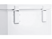 Charger l&#39;image dans la galerie, Congélateur blanc, montrant les charnières de porte et la poignée blanche.
