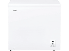 Charger l&#39;image dans la galerie, Un congélateur coffre blanc avec un panneau de contrôle en bas à droite et le logo Everglade.
