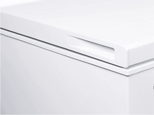 Charger l&#39;image dans la galerie, Gros plan sur un couvercle de congélateur blanc avec une poignée encastrée, montrant une partie du congélateur.
