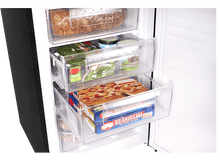 Charger l&#39;image dans la galerie, Intérieur d&#39;un réfrigérateur avec étagères et tiroirs. Des aliments sont stockés dans les tiroirs.
