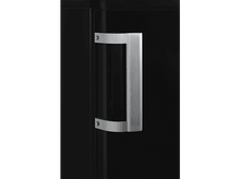 Charger l&#39;image dans la galerie, Gros plan d&#39;une poignée argentée sur une porte d&#39;armoire noire. La poignée est rectangulaire.
