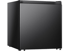 Charger l&#39;image dans la galerie, Un mini-réfrigérateur noir, fermé, dans un studio, présentant un design élégant.
