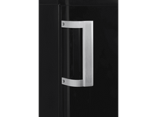 Charger l&#39;image dans la galerie, Gros plan sur une porte de réfrigérateur noire avec une poignée argentée.
