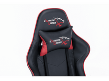 Charger l&#39;image dans la galerie, Chaise gaming noire et rouge avec un coussin d&#39;appui-tête et un coussin de soutien lombaire. Fond blanc.
