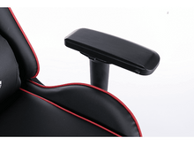 Charger l&#39;image dans la galerie, Gros plan sur l&#39;accoudoir d&#39;une chaise de jeu noire avec garniture rouge et support noir.
