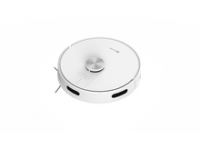 Charger l&#39;image dans la galerie, Aspirateur robot blanc avec bouton central argenté, sur fond blanc.
