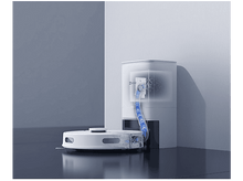 Charger l&#39;image dans la galerie, Aspirateur robot et sa station de charge sur une surface brillante.
