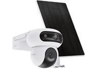 Caméra de sécurité blanche avec un panneau solaire noir attaché. La caméra est fixée au mur.