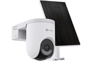 Caméra EZVIZ blanche avec objectif noir, panneau solaire attaché. Montée sur un mur. Fond noir.