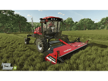 Charger l&#39;image dans la galerie, Tracteur rouge fauchant l&#39;herbe dans un champ. Une personne conduit le tracteur.
