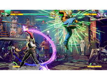 Charger l&#39;image dans la galerie, Scène de jeu vidéo d&#39;un jeu de combat, deux joueurs se battent dans une ville avec des enseignes au néon et des motos.
