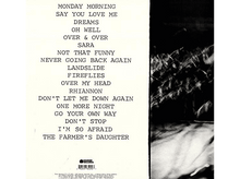 Charger l&#39;image dans la galerie, Dos d&#39;un CD de musique, avec une liste de titres de chansons en texte blanc.
