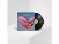 Pochette d'album avec un cœur rose, un disque vinyle à côté, sur un cube blanc.