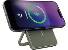 Charger l&#39;image dans la galerie, Un téléphone noir se charge sans fil sur un support vert. L&#39;écran affiche une icône de chargement.
