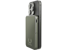 Charger l&#39;image dans la galerie, Un chargeur portable vert attaché à un iPhone noir avec trois caméras.
