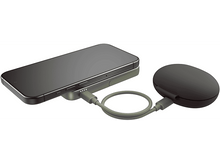 Charger l&#39;image dans la galerie, Un téléphone est connecté à une batterie externe avec un câble. La batterie est connectée à un socle de chargement.
