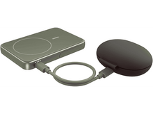 Charger l&#39;image dans la galerie, Un chargeur sans fil portable avec un étui de chargement connecté pour écouteurs.
