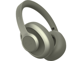 Casque vert olive sur fond noir. Les écouteurs sont visibles. Le nom 