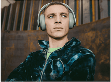 Charger l&#39;image dans la galerie, Un homme portant un casque, regardant vers la droite, dans une veste bleue.
