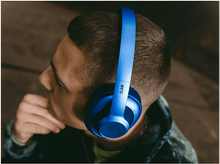 Charger l&#39;image dans la galerie, Homme portant un casque bleu, regardant à gauche, fond en bois.
