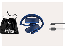 Charger l&#39;image dans la galerie, Casque bleu pliable, un sac noir avec texte et câbles USB et USB-C sur fond blanc.
