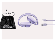 Charger l&#39;image dans la galerie, Casque violet, un sac de transport noir et des câbles. Fond blanc.
