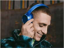 Charger l&#39;image dans la galerie, Un homme portant un casque bleu souriant.
