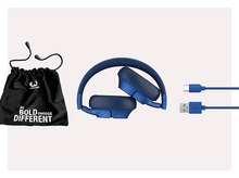 Charger l&#39;image dans la galerie, Casque bleu avec sac noir et câble USB-C, sur fond clair.
