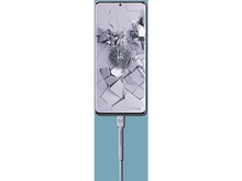 Charger l&#39;image dans la galerie, Smartphone en charge. L&#39;écran affiche une image fissurée. Le chargeur est connecté.
