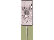 Charger l&#39;image dans la galerie, Un smartphone est en charge, avec un pourcentage de charge sur l&#39;écran.
