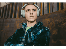 Charger l&#39;image dans la galerie, Homme portant un casque, regardant vers le haut. Fond métallique.
