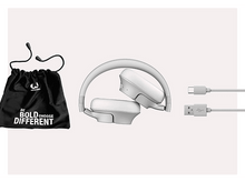 Charger l&#39;image dans la galerie, Un casque blanc, un sac noir avec du texte et un câble USB-C sur fond blanc.
