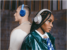 Charger l&#39;image dans la galerie, Deux personnes, l&#39;une avec un casque bleu, l&#39;autre avec un casque blanc, dos à dos.
