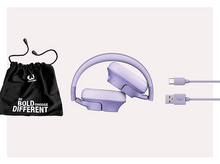 Charger l&#39;image dans la galerie, Casque lavande plié, sac noir avec texte et câble USB-C.
