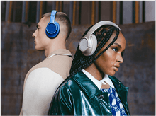 Charger l&#39;image dans la galerie, Deux personnes avec un casque. L&#39;un porte du bleu, l&#39;autre du blanc. Dos à dos.
