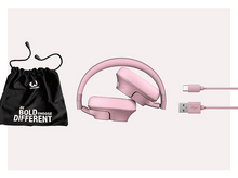 Charger l&#39;image dans la galerie, Un casque rose, un sac noir à cordon et un câble USB-C rose sont présentés.
