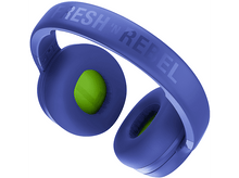 Charger l&#39;image dans la galerie, Casque bleu avec des accents verts et le texte &quot;FRESH &#39;N REBEL&quot; dessus.
