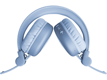 Charger l&#39;image dans la galerie, Casque bleu clair, plié vers l&#39;intérieur, sur fond blanc.
