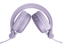 Charger l&#39;image dans la galerie, Casque violet, vue de dessus, plié. Les écouteurs sont orientés vers l&#39;extérieur. Fond blanc.
