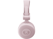 Charger l&#39;image dans la galerie, Casque rose, plié, sur fond blanc. Écouteurs et bandeau visibles.
