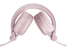 Charger l&#39;image dans la galerie, Casque rose plié sur fond blanc. Écouteurs et arceau visibles.
